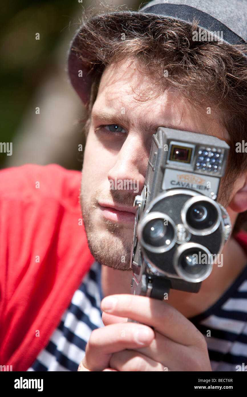Funky suchen männliche mit 16mm-Kamera. Stockfoto