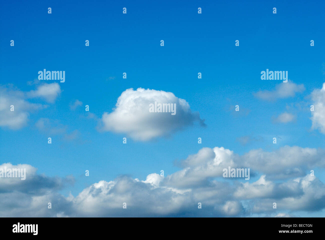 Wolken vor blauem Himmel Stockfoto