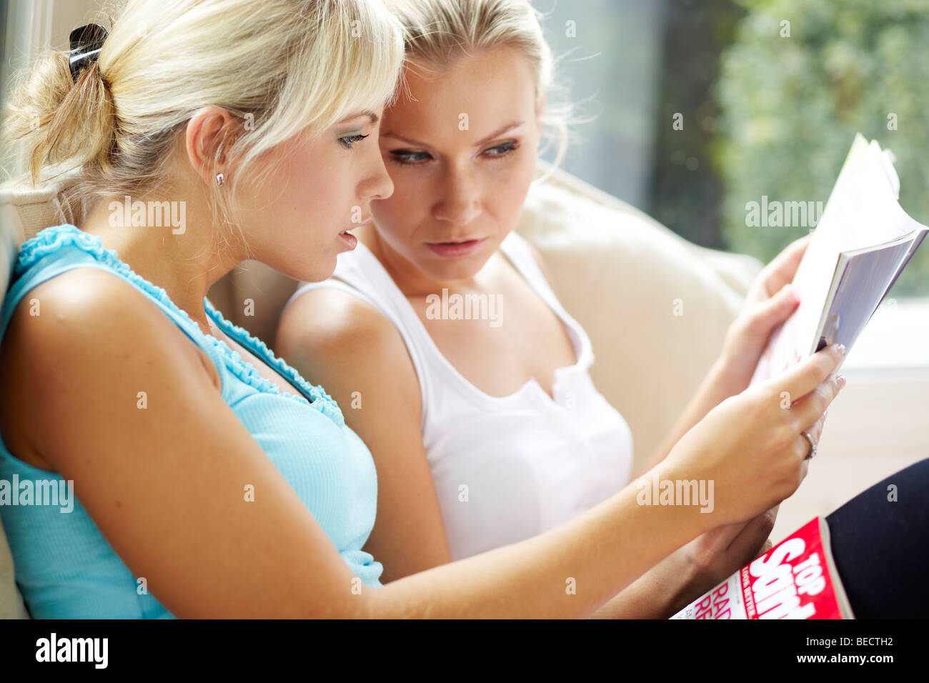 2 Mädchen lesen Zeitschriften Stockfoto