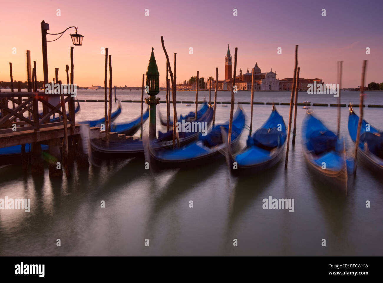 Horizontale fotografieren der Gondeln in San Marco mit San Giorgio Maggiore in der Ferne, Dawn, Venedig Italien Stockfoto