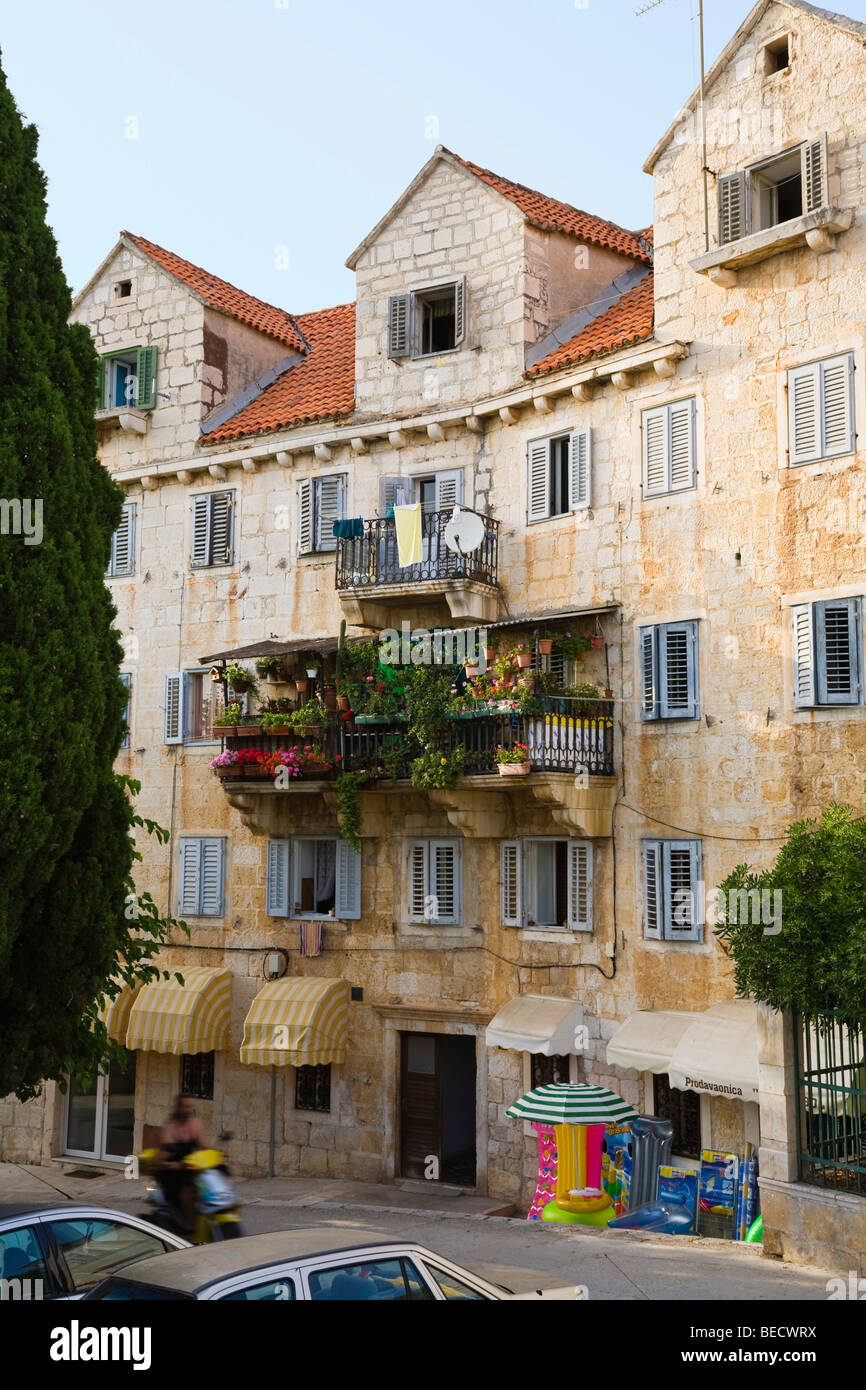 Haus mit Balkon in Bol, Insel Brac, Dalmatien, Kroatien Stockfoto