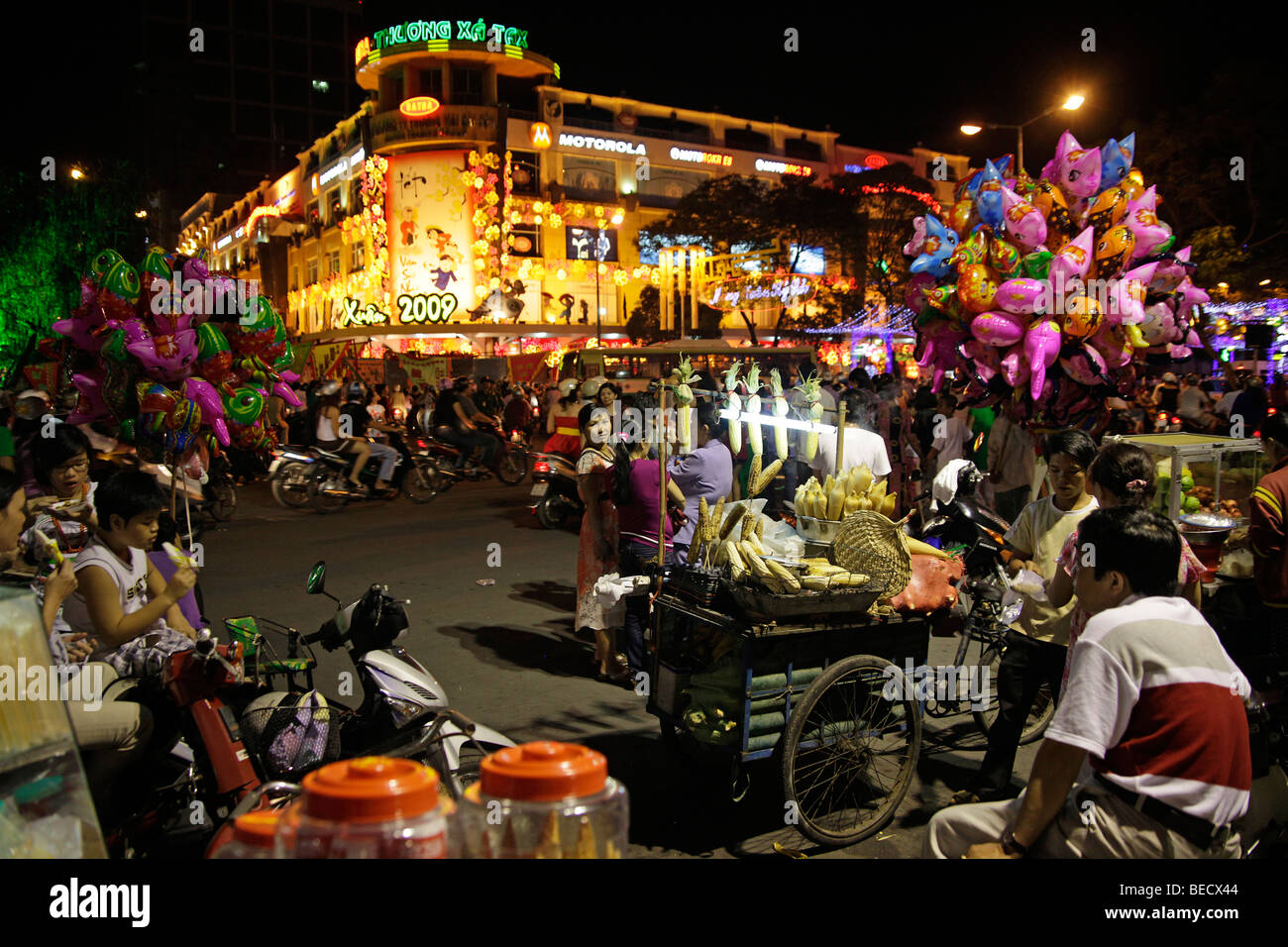 Stände in Ho Chi Minh Stadt, Saigon, in der Nacht, Vietnam, Asien Stockfoto
