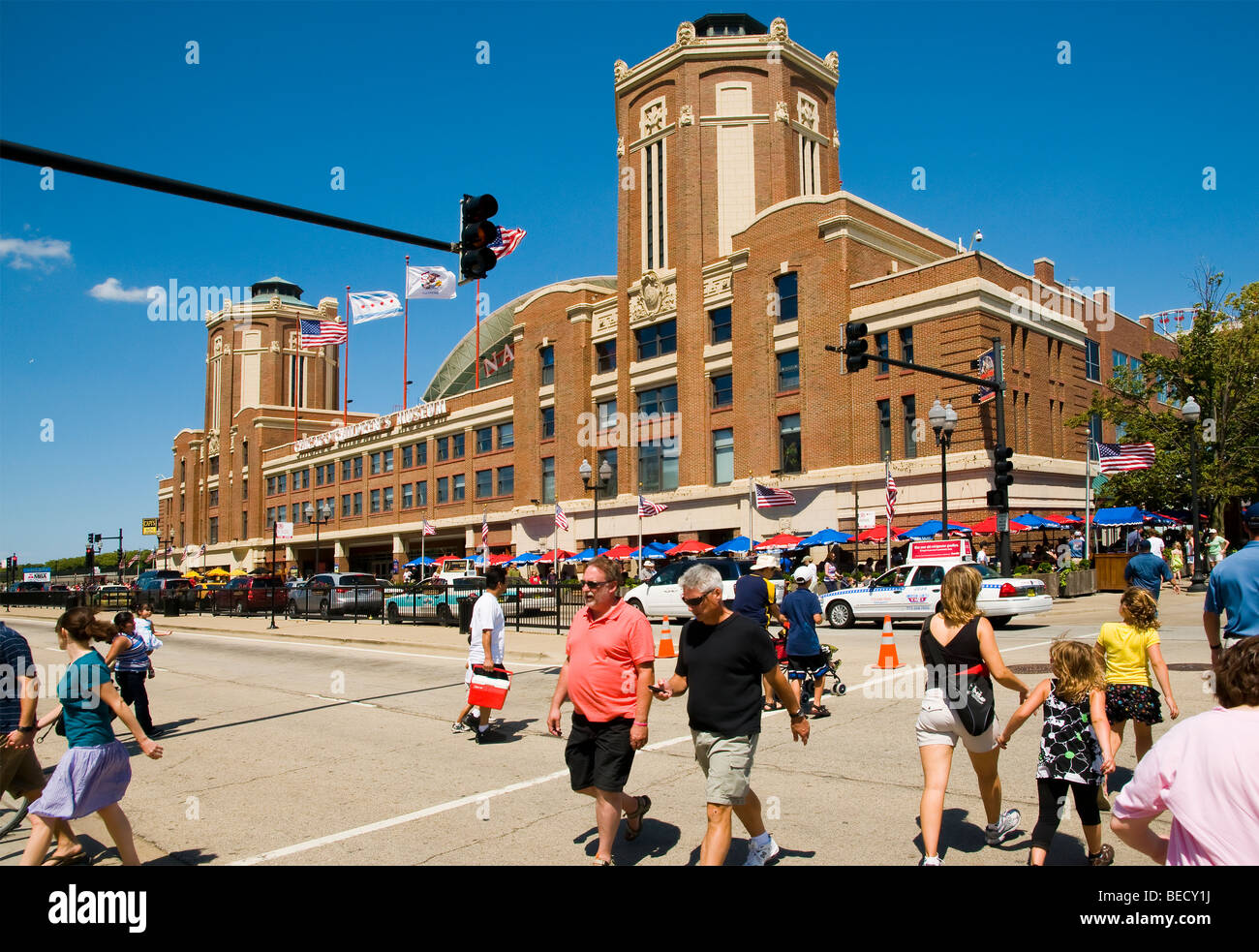 Außenansicht des Chicagos Navy Pier mit Touristen betreten und verlassen. Navy Pier ist das Reiseziel USA Mittelwesten #1. Stockfoto