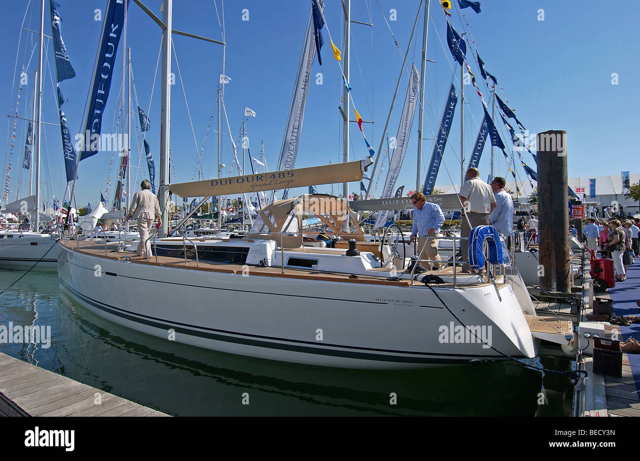 Segelyachten vor Anker in der Grand Pavois international Boat Show in La Rochelle, Frankreich. Stockfoto