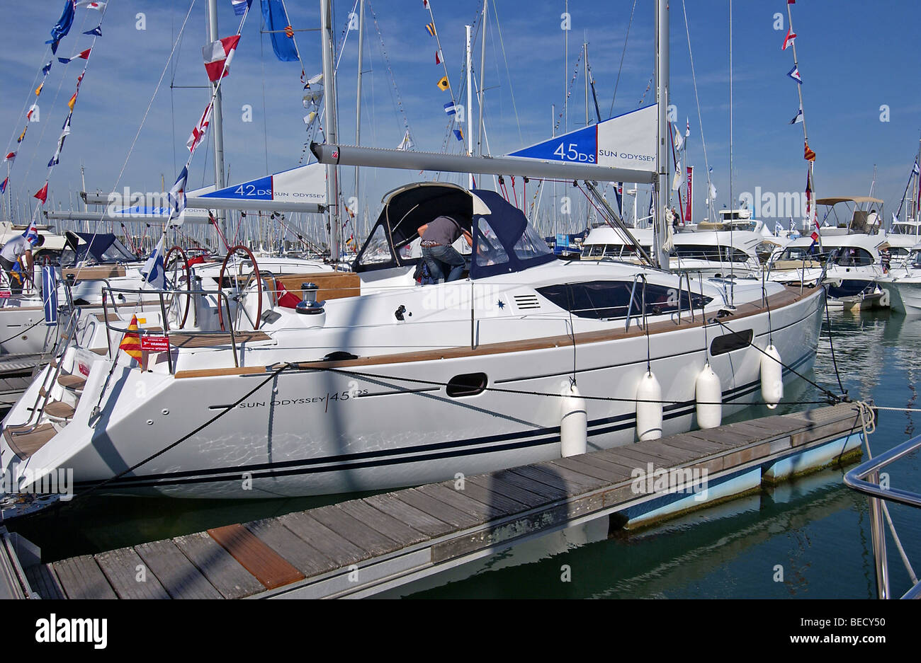 Segelyachten vor Anker in der Grand Pavois international Boat Show in La Rochelle, Frankreich. Stockfoto
