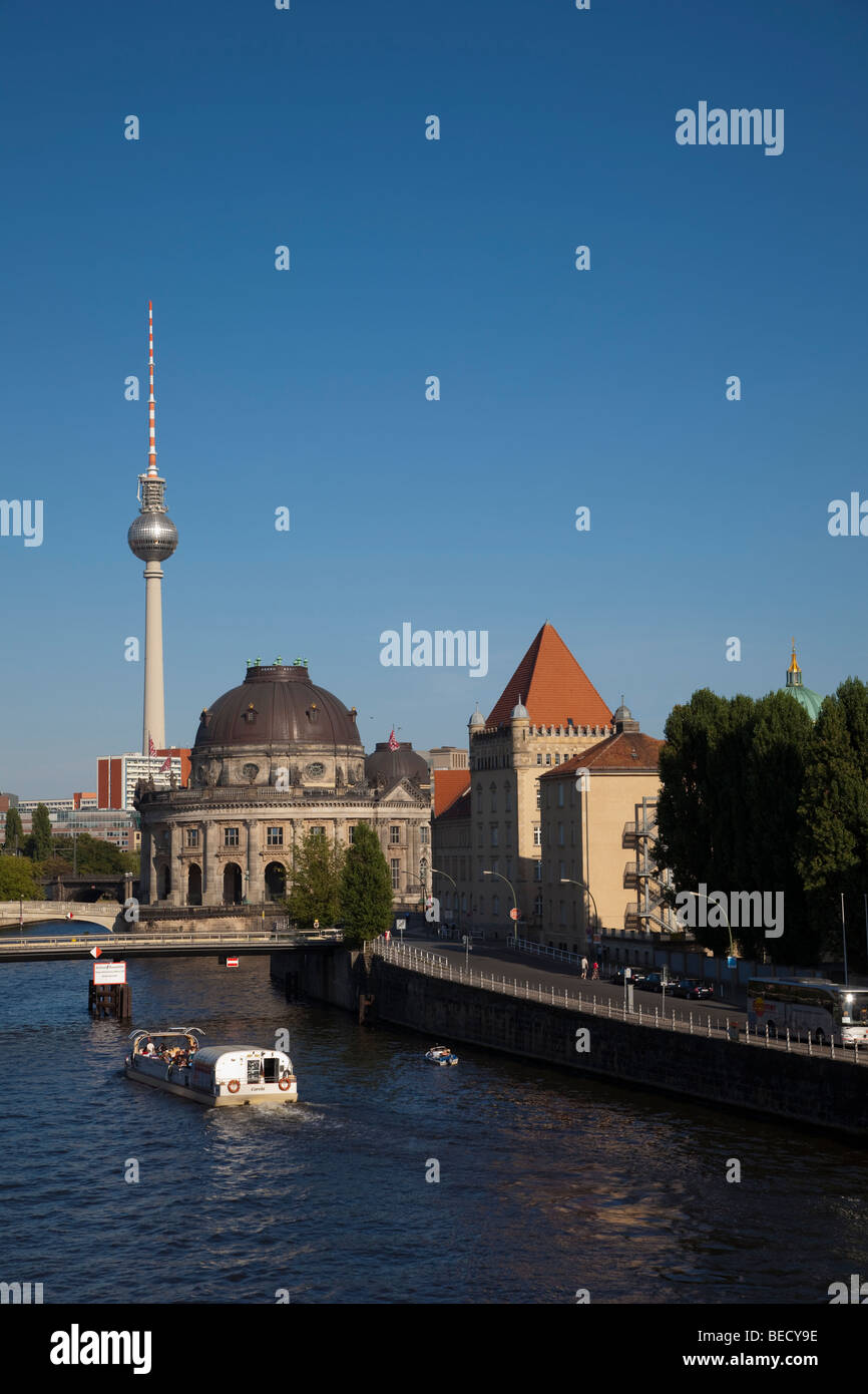 Der Spree mit einem Ausflugsschiff. Im Hintergrund sind das Bode-Museum und dem Fernsehturm. Stockfoto