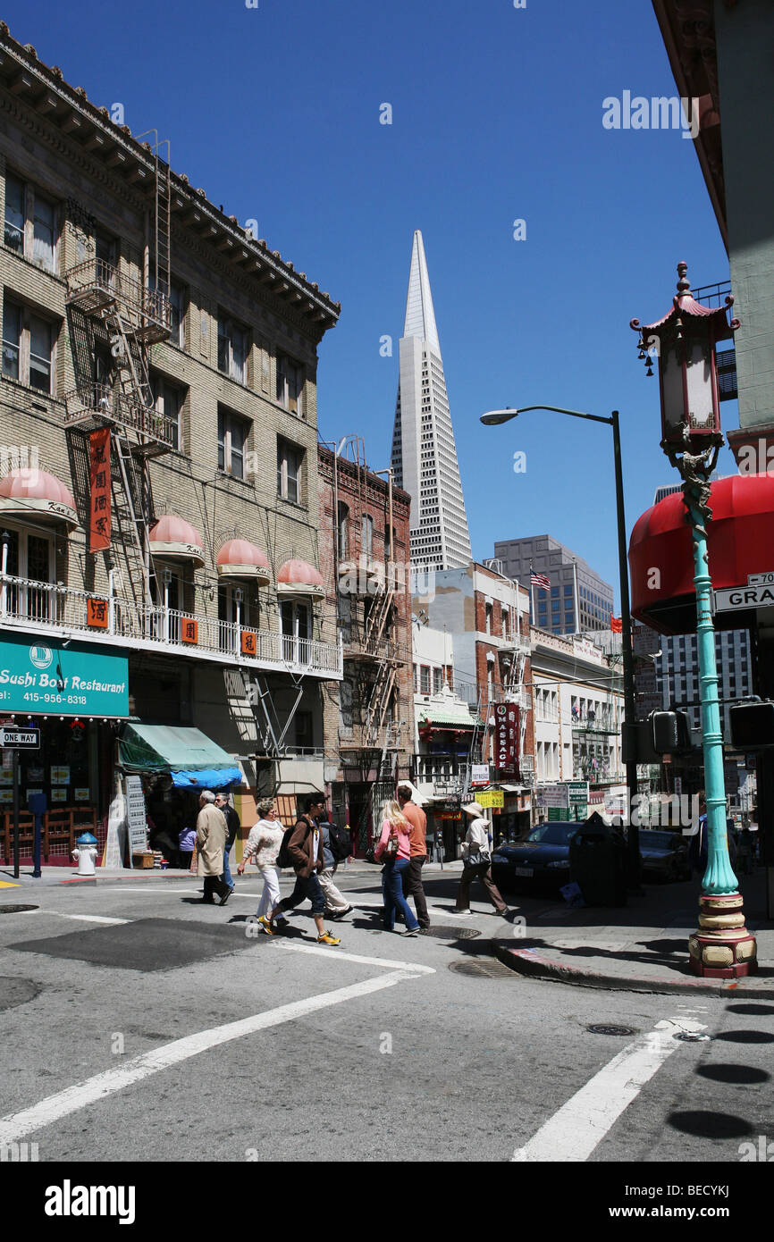 Gruppe von Menschen in einem Markt, Transamerica Pyramid, Chinatown, San Francisco, Kalifornien, USA Stockfoto