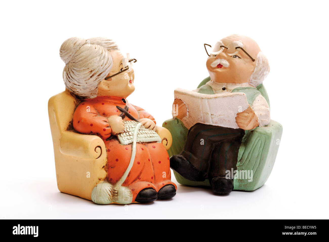 Miniaturfiguren Rentner, Oma und Opa in einem Sessel Stockfoto