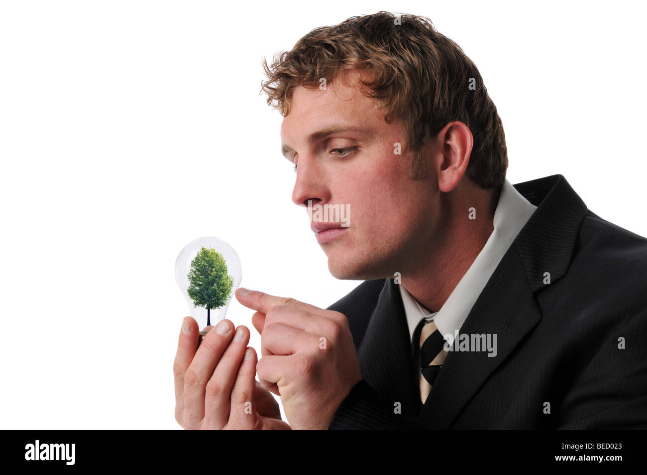 Geschäftsmann mit einem Baum in einer Lampe, vor einem weißen Hintergrund isoliert Stockfoto