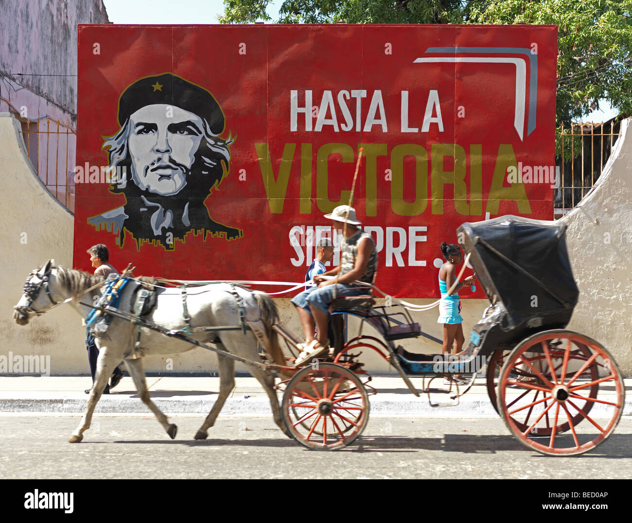 Ein Coach geht ein Gemälde des ehemaligen Revoluzzer Revolutioniser Che Guevara in Havanna, Kuba, auf 1. März 2009 abgebildet. Stockfoto