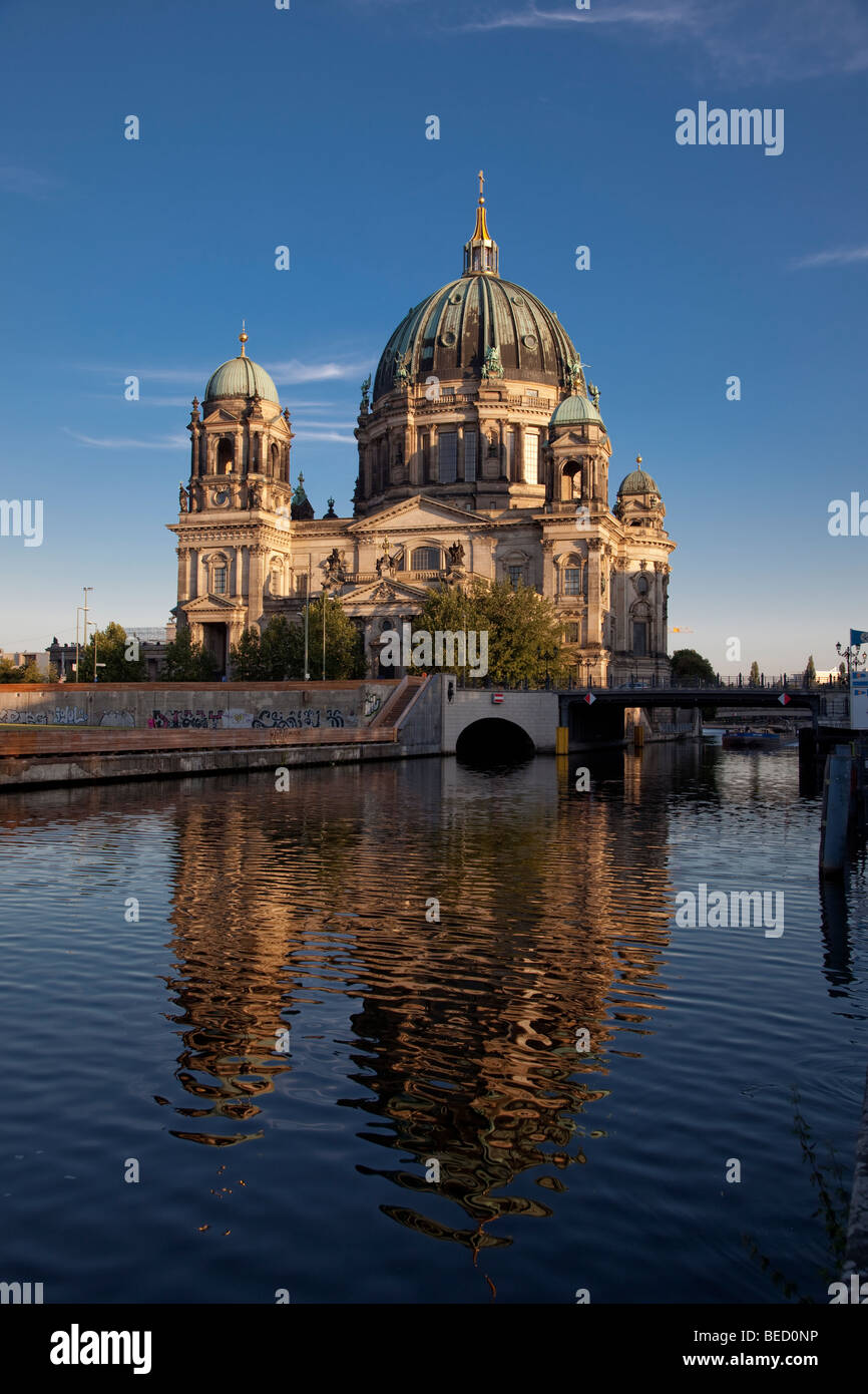 Berliner Dom spiegelt sich in der Spree Stockfoto