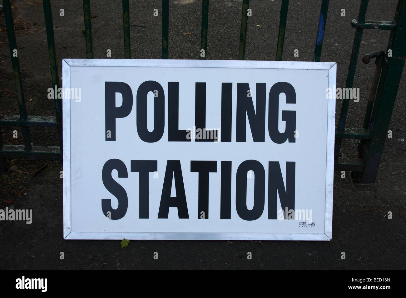 Wahllokal Zeichen außerhalb der UK-Schule im mittleren England Stockfoto