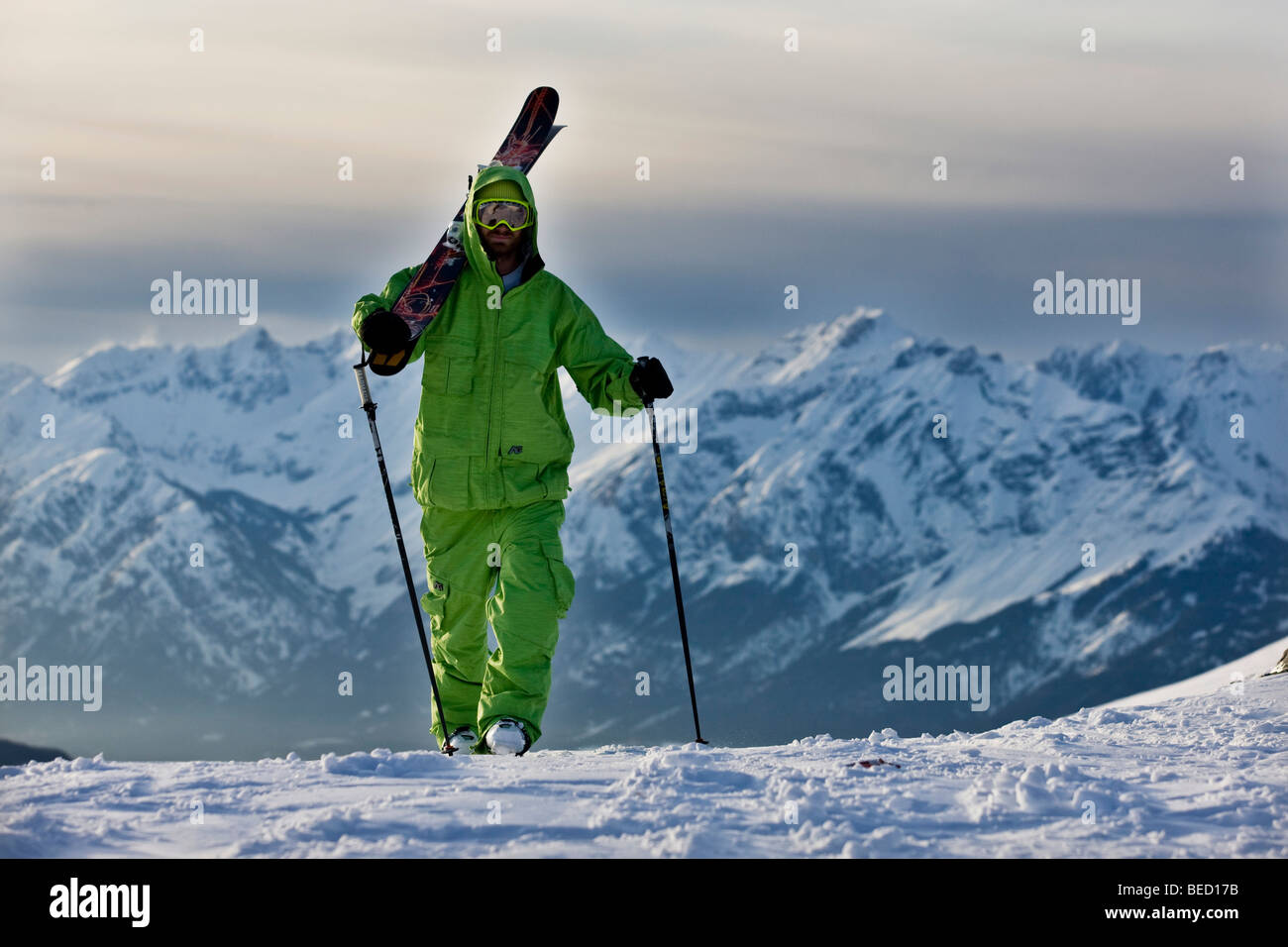 Freestyle-Skifahrer auf dem Weg zu einer Skiabfahrt vor Karwendel Range, Nord-Tirol, Österreich, Europa Stockfoto