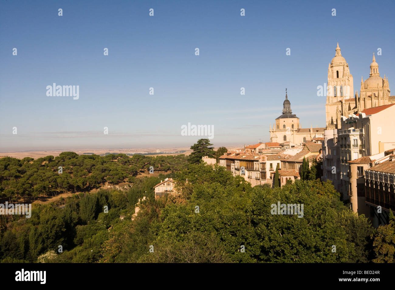 Ferne Landschaft und Segovia Kathedrale Segovia, Spanien Stockfoto