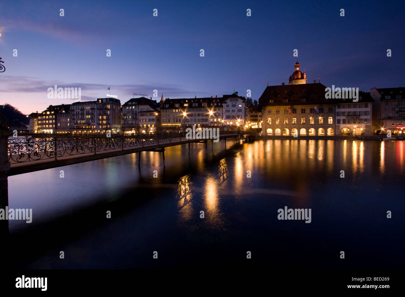 Kornmarkt und Rathaus und Rathaussteg am Abend, Luzern, Schweiz Stockfoto