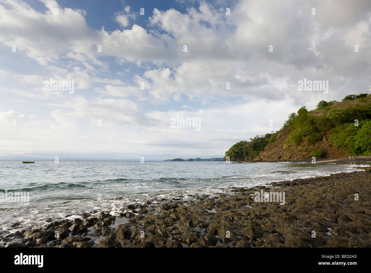 Die Pazifikküste trifft die vulkanischen Küste von der ruhigen Resort Stadt von Playa Ocotal in Guanacaste Provinz von Costa Rica. Stockfoto