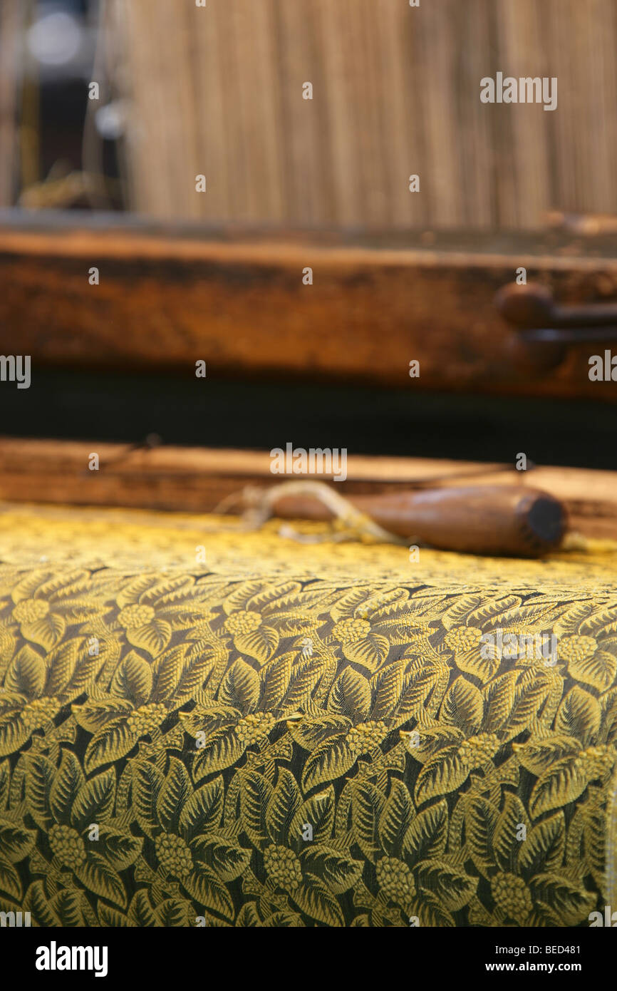 Stadt von Macclesfield, England. Textil auf eine restaurierte Jacquard Handwebstuhl, am Paradies Mühlenmuseum Seide hergestellt wird. Stockfoto