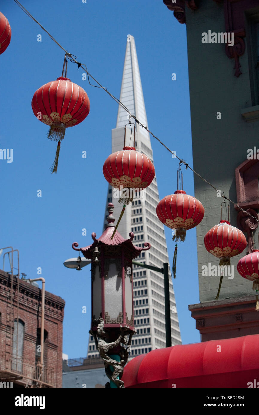 Chinesische Laternen hängen an einem Seil Transamerica Pyramid, Chinatown, San Francisco, Kalifornien, USA Stockfoto