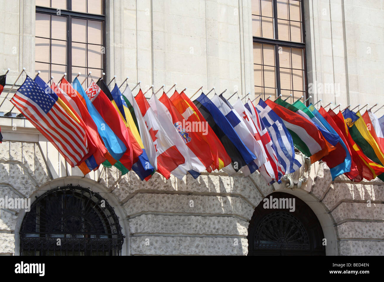 Internationale Fahnen, Hofburg Palast, Wien, Österreich Stockfoto