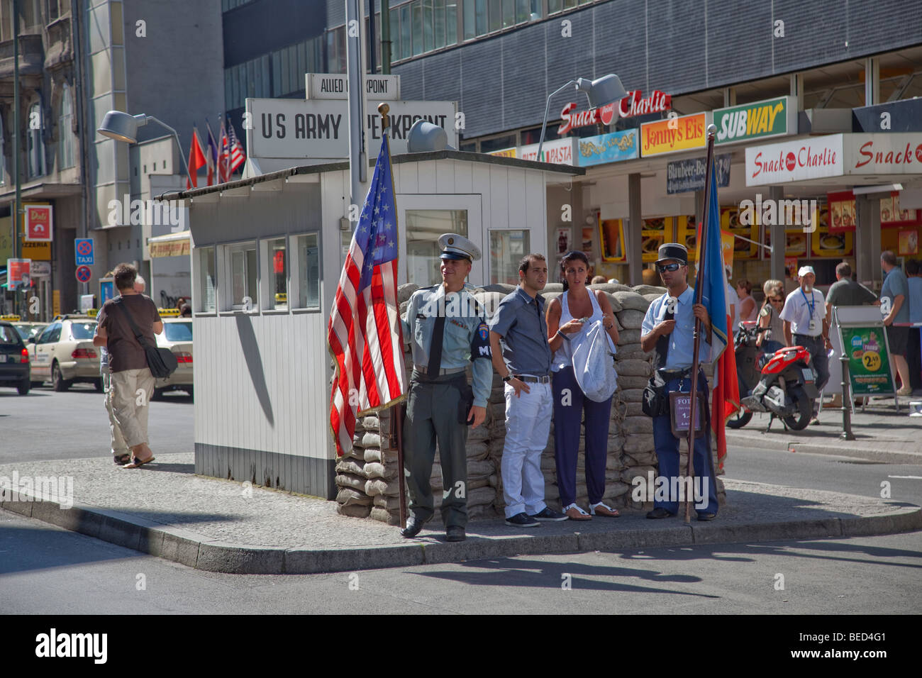 Checkpoint Charlie, ehemaliger Grenzübergang in Berliner Mauer während kalter Krieg, Berlin, Deutschland Stockfoto