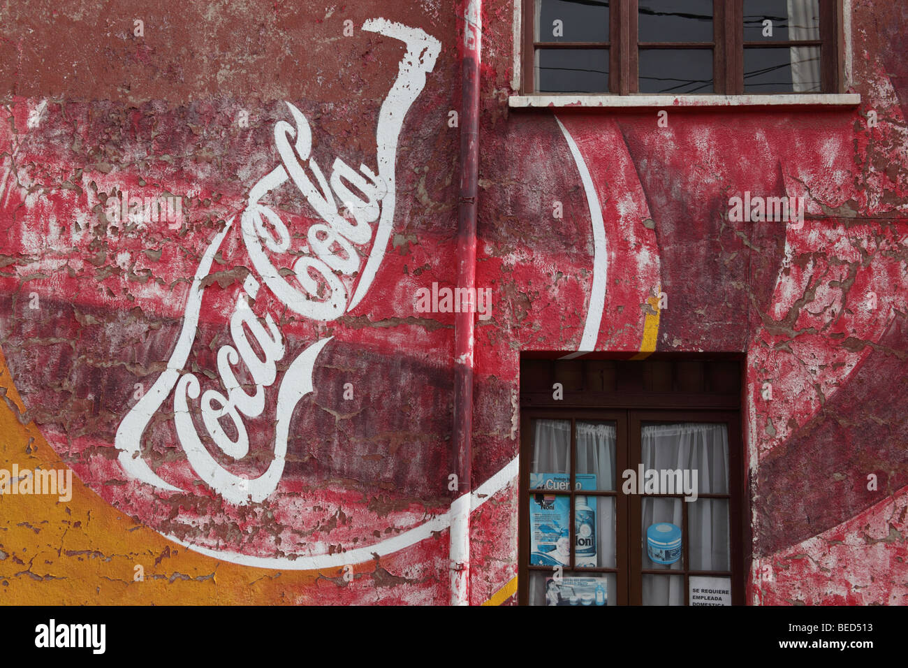 Verblasste Coca Cola Wandbild an der Wand des Hauses, Oruro, Bolivien Stockfoto