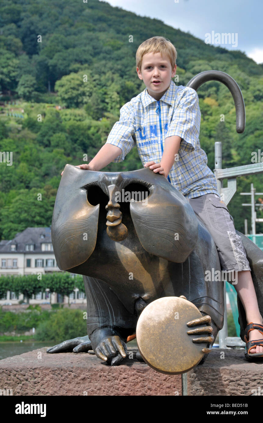 Junge sitzt auf der Brücke Affe, Bronze-Skulptur eines Affen direkt neben die Alte Bruecke, Karl-Theodor-Brücke, Heidelberg, Stockfoto