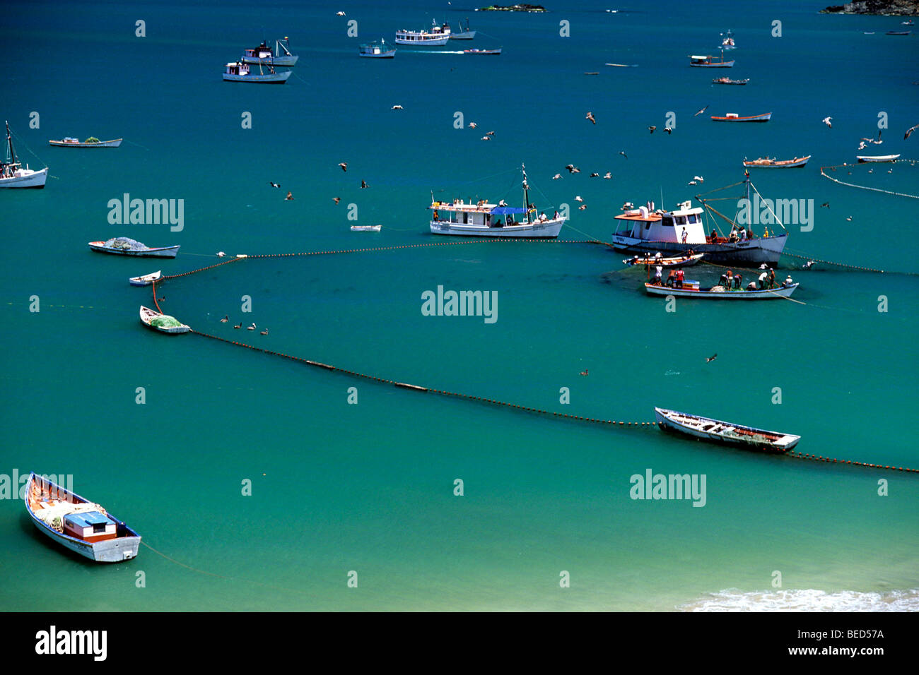 Angelboote/Fischerboote mit einem Treibnetz, Playa Manzanillo an der Karibikküste, Isla de Margarita, Karibik, Venezuela, Südamerika Stockfoto