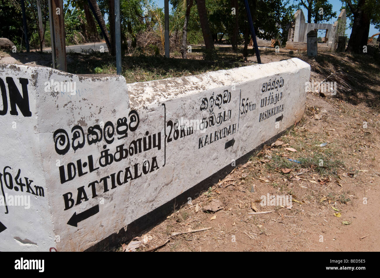 Batticaloa Kalkudah Passekudah Schild mit bombardiert und schossen in die Höhe Haus im Hintergrund Sri Lanka Stockfoto