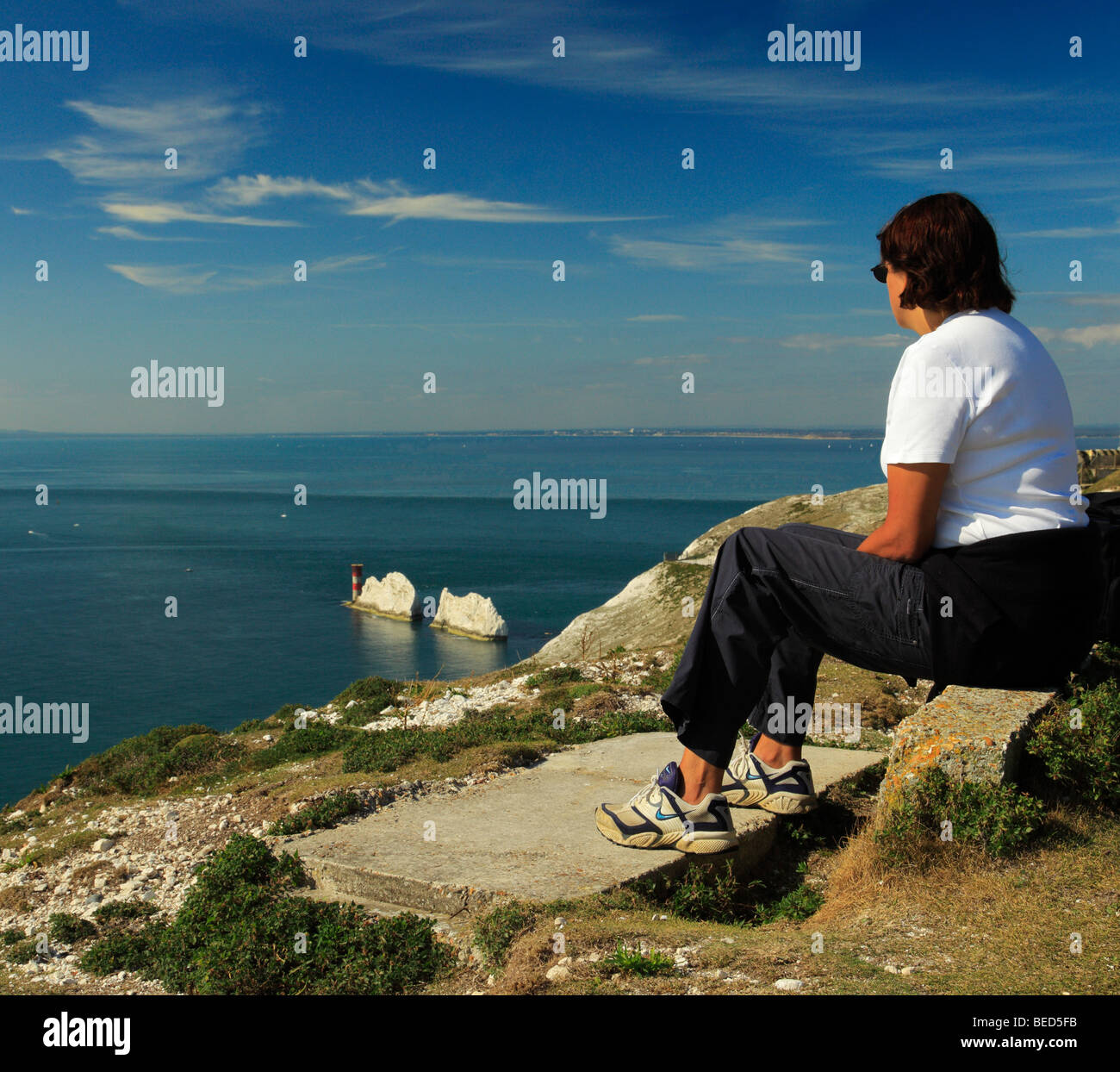 Frau ansehen The Needles. Isle Of Wight, England, Vereinigtes Königreich. Stockfoto