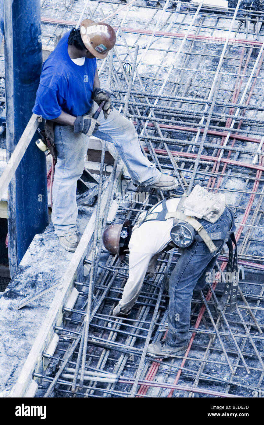 Erhöhte Ansicht von zwei Bauarbeiter auf einer Baustelle arbeiten Stockfoto