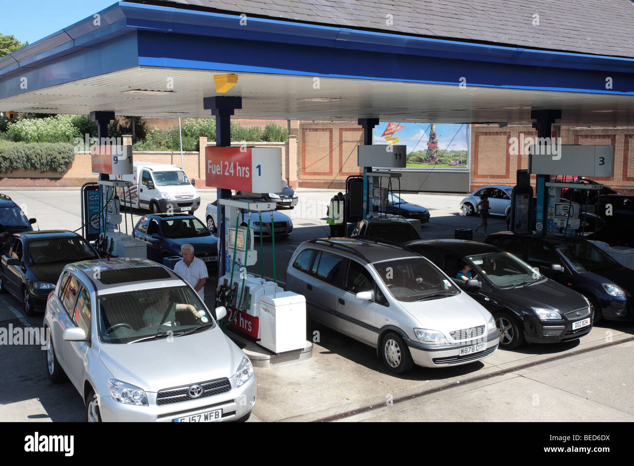 24 Stunden Tankstelle In Der Nähe Tesco supermarkt kraftstoff -Fotos und -Bildmaterial in hoher Auflösung