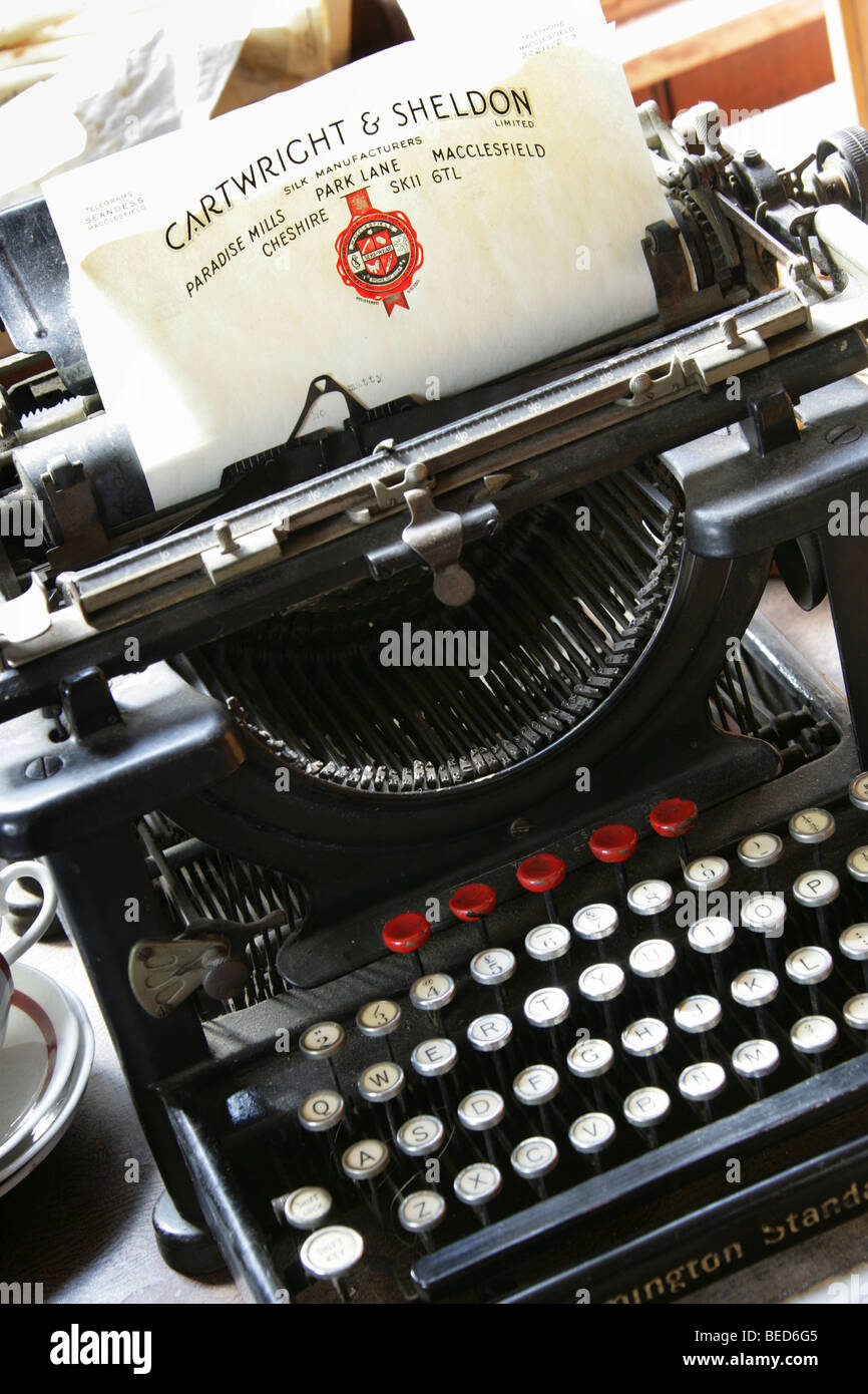 Stadt von Macclesfield, England. Nahaufnahme, eine antike Schreibmaschine in restaurierten 30er Jahre Büro am Paradies Silk Mühlenmuseum. Stockfoto