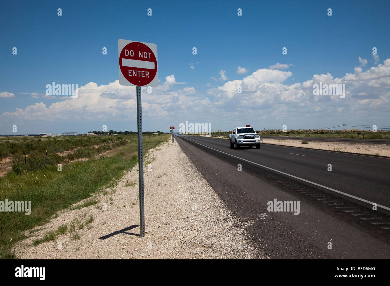 Geben Sie keine falschen Wege Schild auf Autobahn New Mexico USA Stockfoto