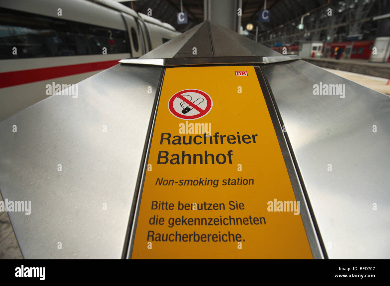Schilder, Rauchfreier Bahnhof, Deutsch für rauchfreien Bahnhof, im Frankfurter Hauptbahnhof, Frankfurt am Main, Hessen, Deutschland Stockfoto