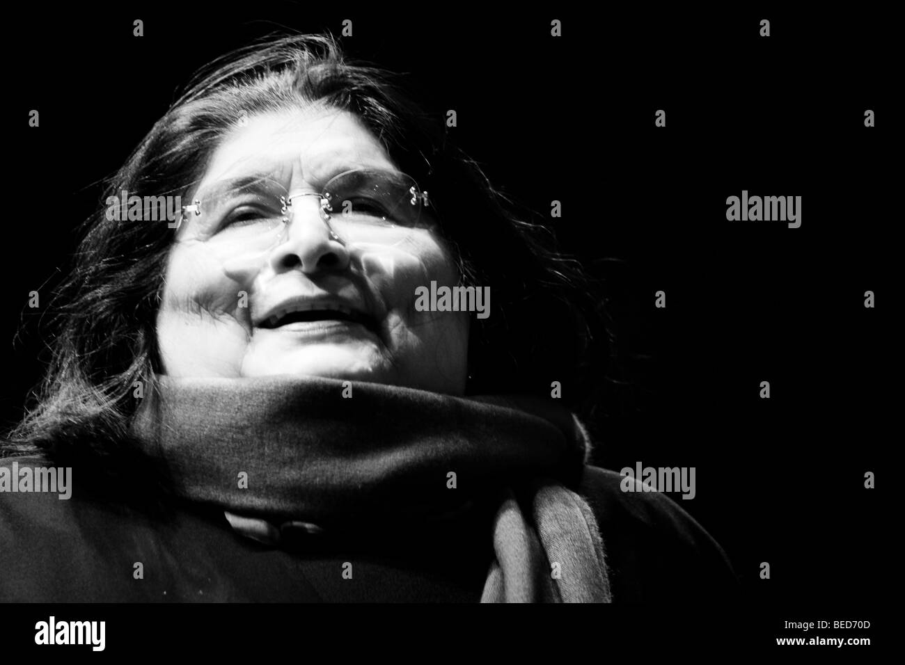Schwarz-weiß-Porträt von der argentinischen Folk-Sängerin Mercedes Sosa singen in einem Konzert in Buenos Aires. Stockfoto