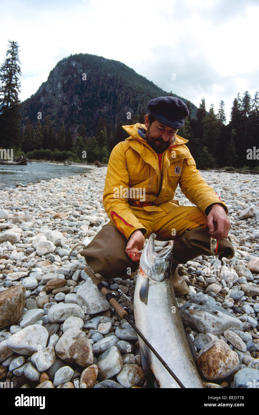 Khutzeymateen River in der Nähe von Prince Rupert, BC, Britisch-Kolumbien, Kanada - Fischer hält gefangen pazifischen Lachs Fische zu fangen Stockfoto