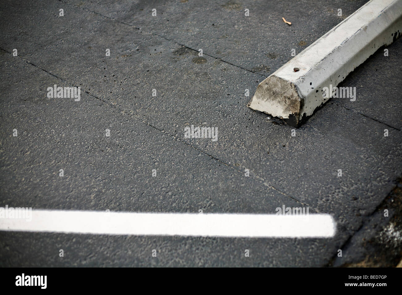 Parkplatz mit weißen Linie und Stop. Stockfoto