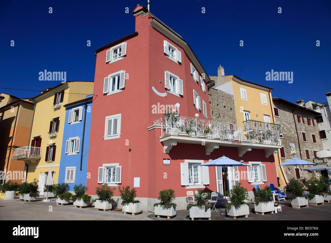 Slowenien, Piran, Straßenszene, bunte Häuser Stockfoto