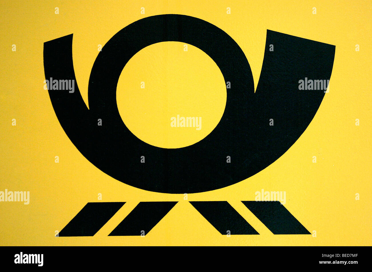 Logo der Deutschen Post AG auf einen gelben Briefkasten Stockfoto