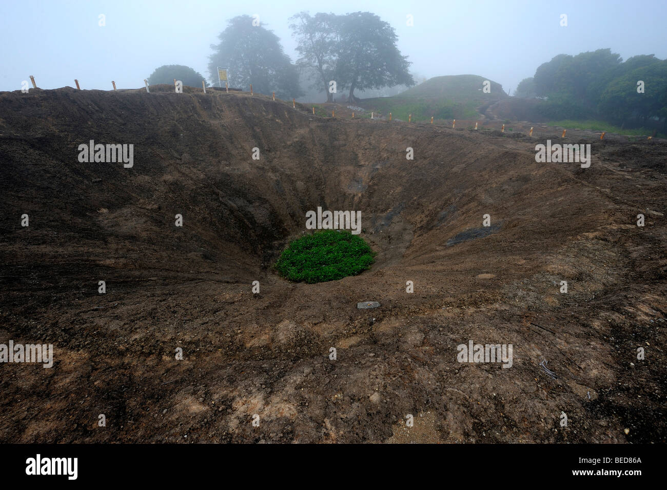 Bombe Krater, DinhBin, Nord-Vietnam, Südostasien Stockfoto