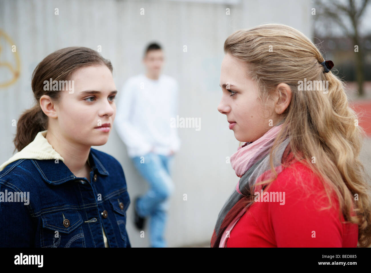 Rivalität zwischen zwei Mädchen im Teenageralter Stockfoto