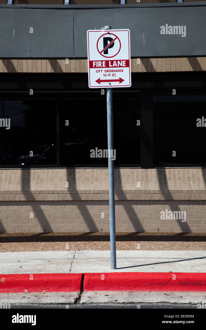 Feuer Lane Schild mit Parkverbot und rote Linie auf Bürgersteig Houston Texas USA Stockfoto