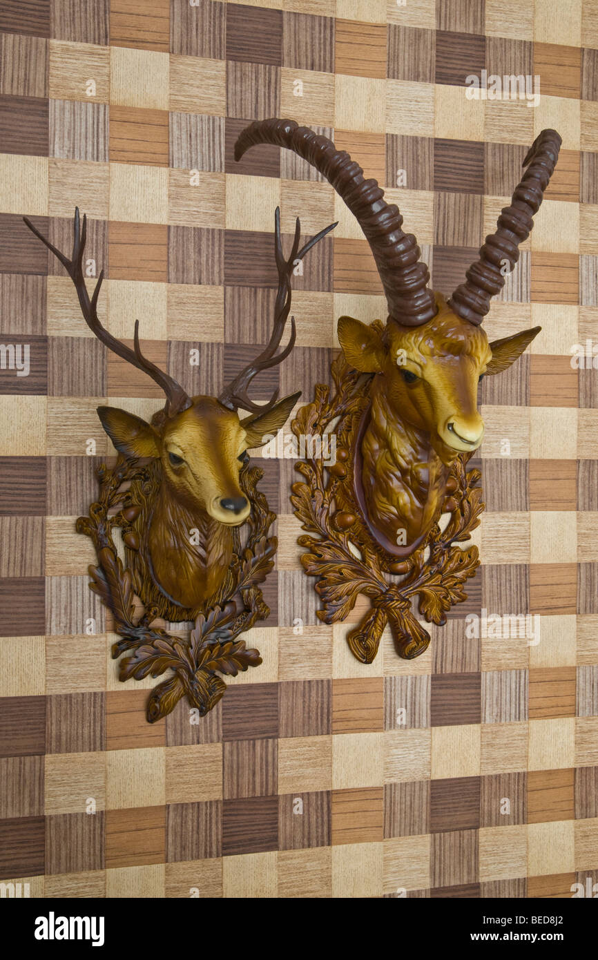 Kunststoff Leitern der Steinböcke und ein Reh montiert auf Nachahmung Holz Tapete, Seitenansicht Stockfoto