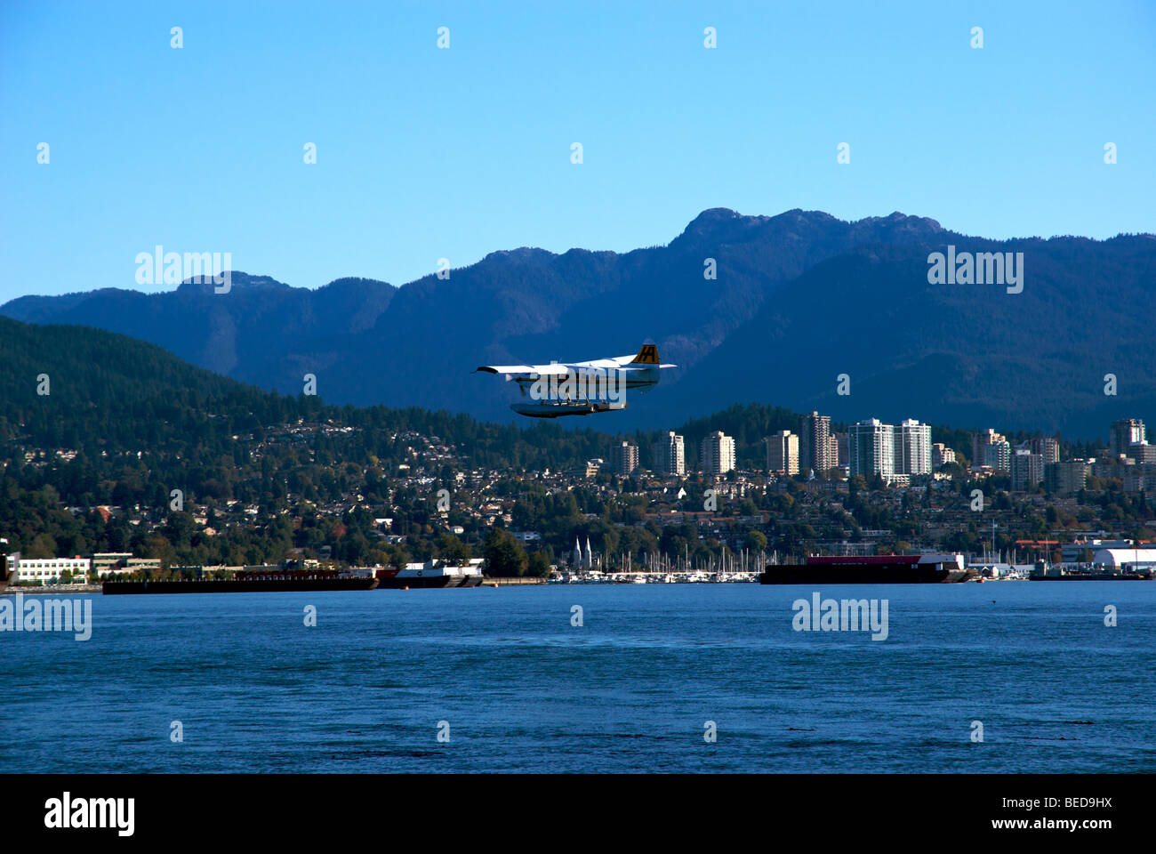 Wasserflugzeug über Vancouver Burrard Inlet Stockfoto