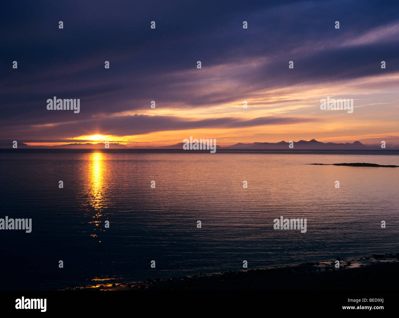 Abendstimmung an der Kilmur Bucht, vor den Bergen der äußeren Hebriden, Schottland, Vereinigtes Königreich, Europa Stockfoto