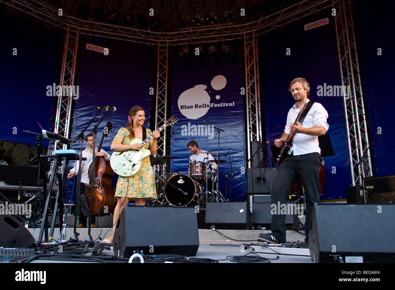 Schweizer Sängerin Priska Zemp Alias Heidi Happy mit ihrer Band live am Blue Balls Festival Pavillon am See, Lucer Stockfoto