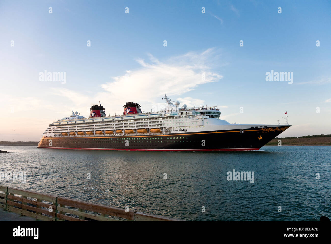 Walt Disney Kreuzfahrtschiff fuhren Wunder verlassen Hafen in Cape Canaveral, Florida in die Karibik Stockfoto Walt Disney Kreuzfahrtschiff fuhren Wunder verlassen Hafen in Cape Canaveral, Florida in die Karibik Stockfoto