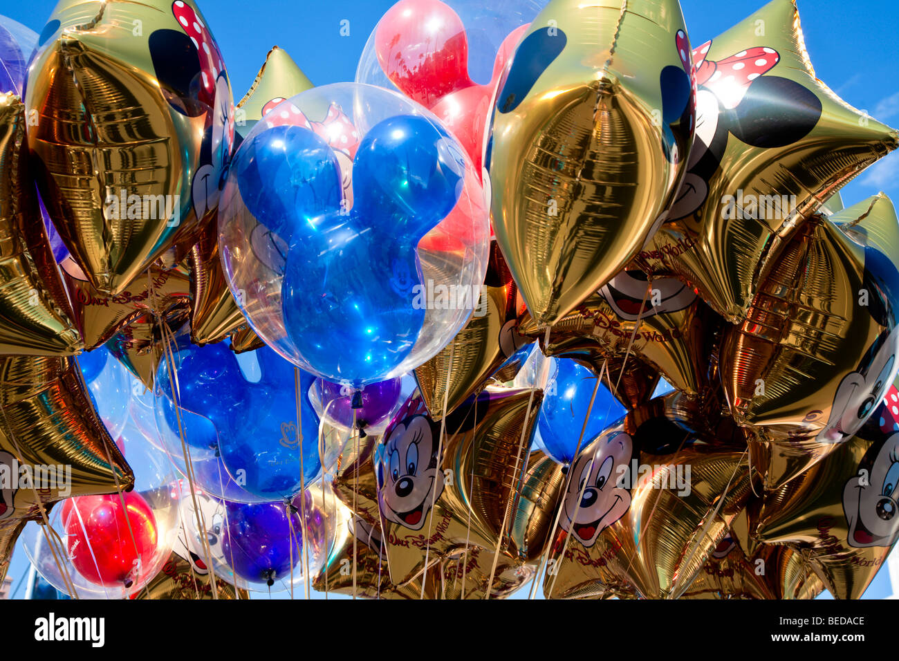 Bunte Helium Ballons schweben in der Luft am Vergnügungspark Walt Disney World in Florida, USA Stockfoto