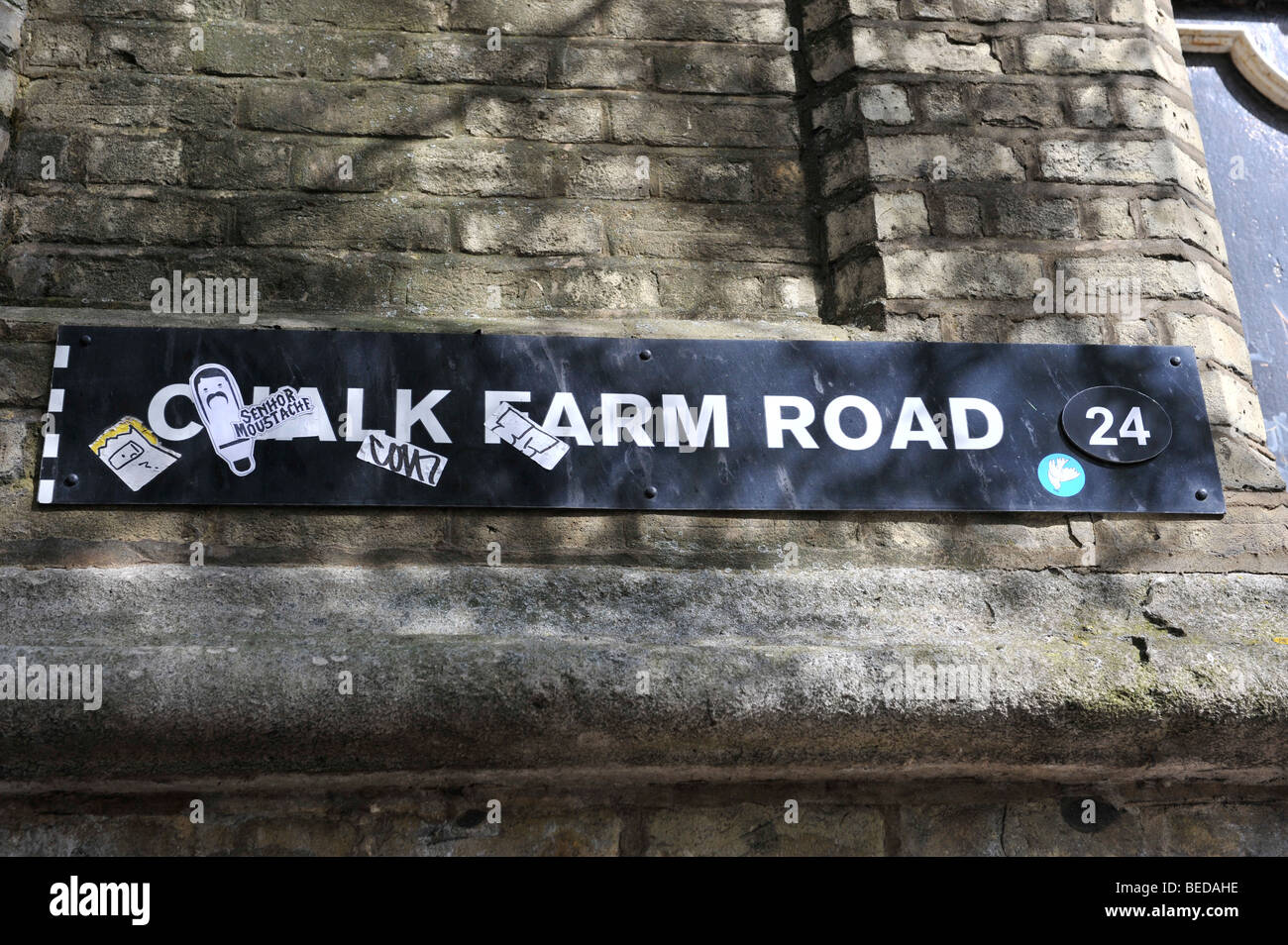 Straßenschild für Chalk Farm Road London england Stockfoto