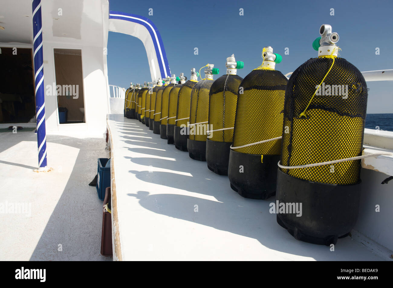 Tauchflaschen auf einem Boot Stockfoto